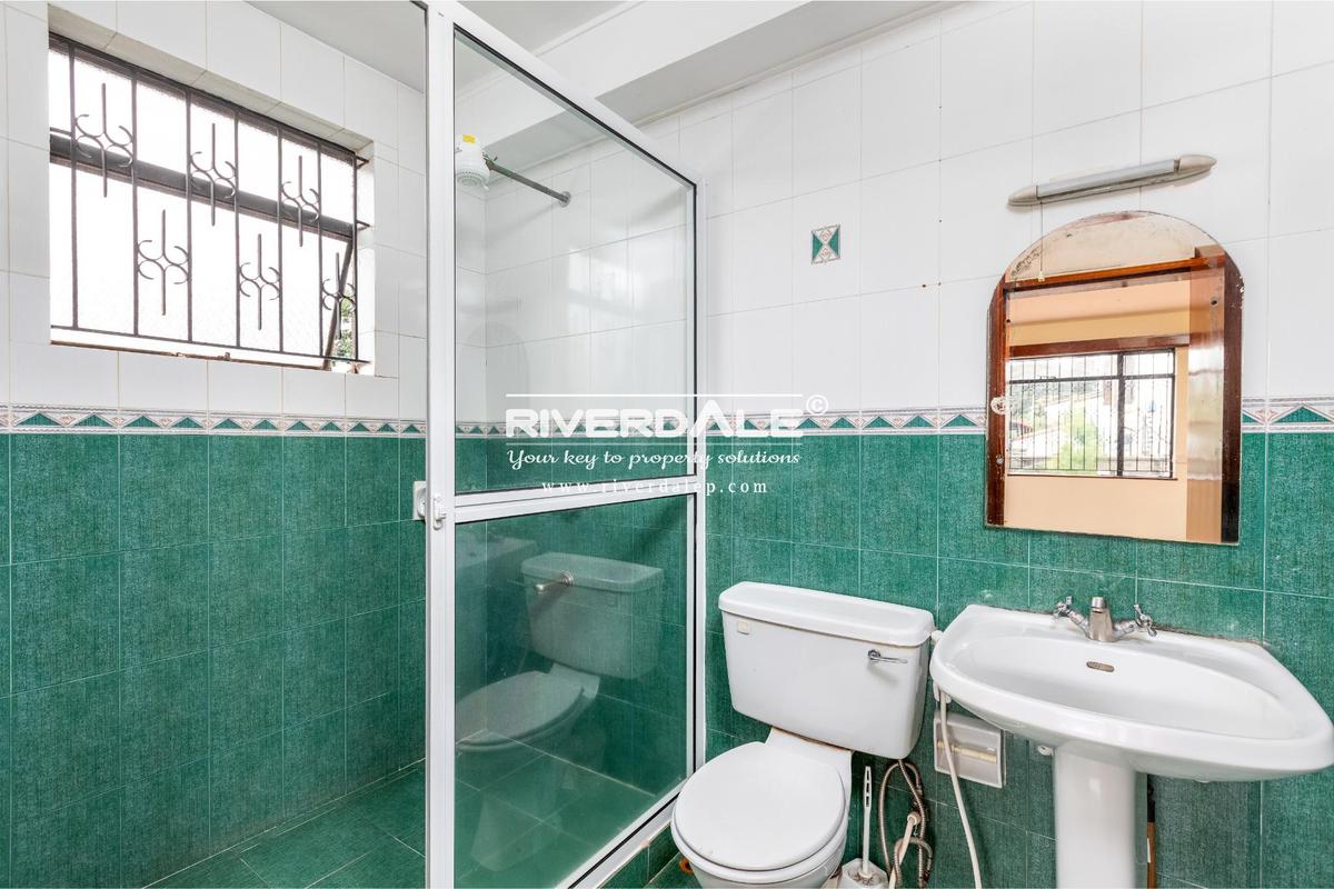 5 Bed Townhouse with En Suite in Brookside - 7