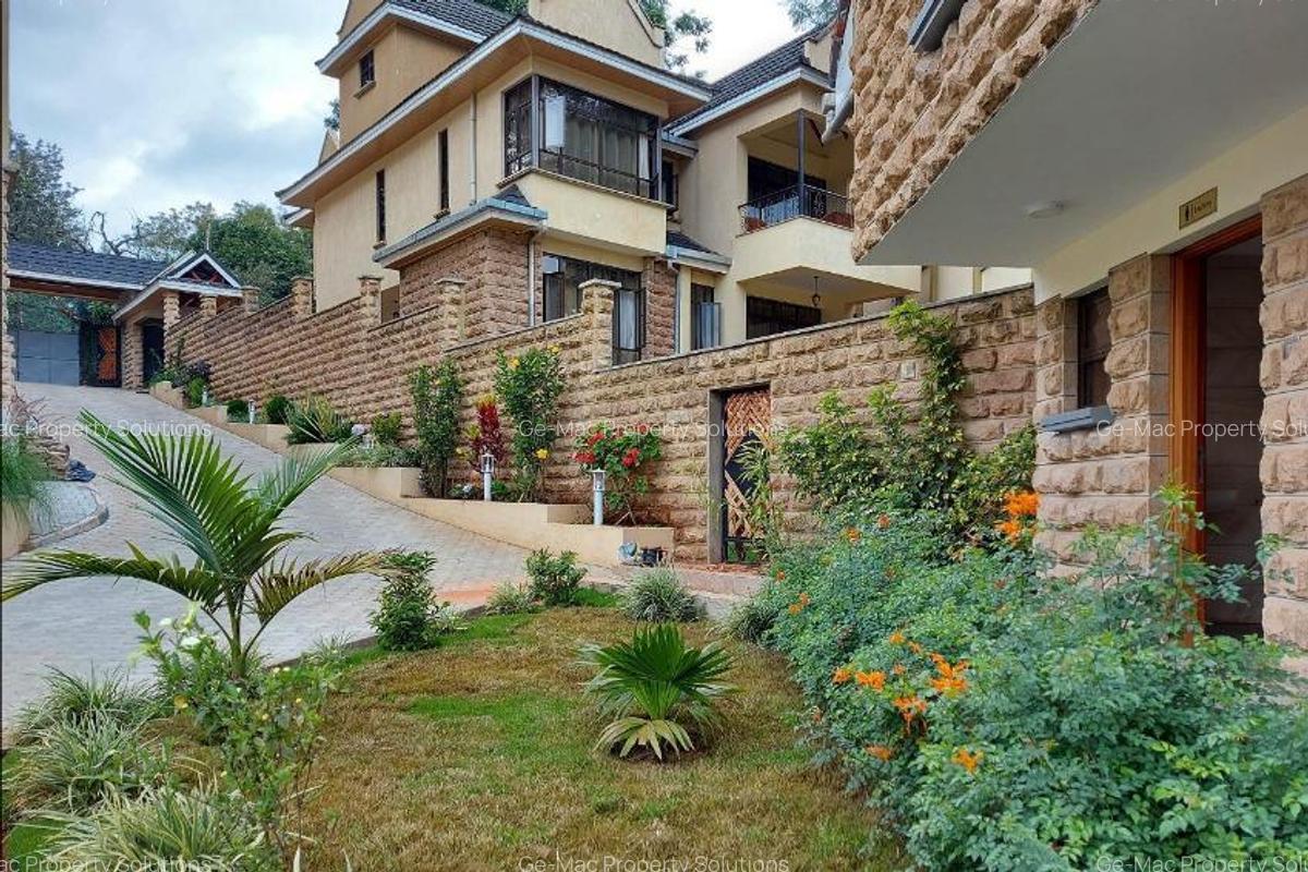 5 Bed House with En Suite in Lavington - 1