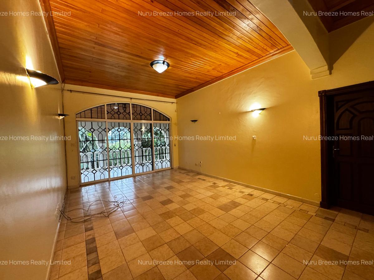 5 Bed House with En Suite in Hill View - 19