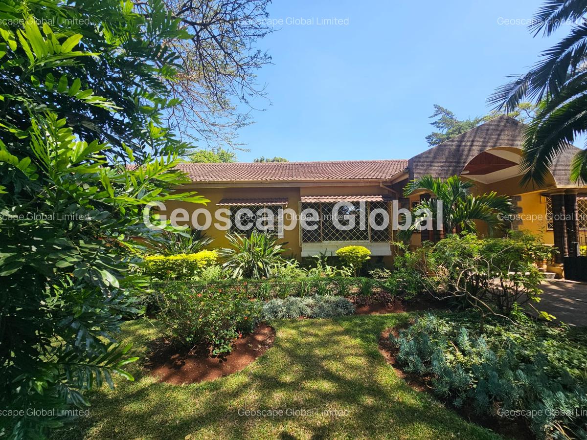 4 Bed House with En Suite in Lavington - 1