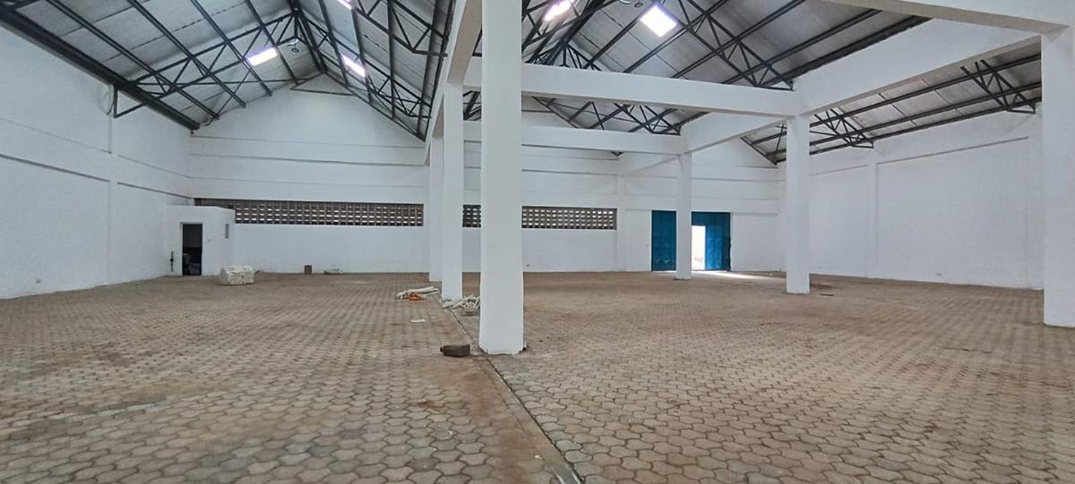 7,500 ft² Warehouse with Parking in Eastern ByPass