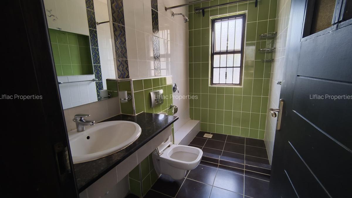 5 Bed House with En Suite in Runda - 14