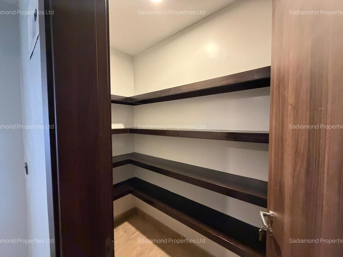 3 Bed Apartment with En Suite in Brookside - 5