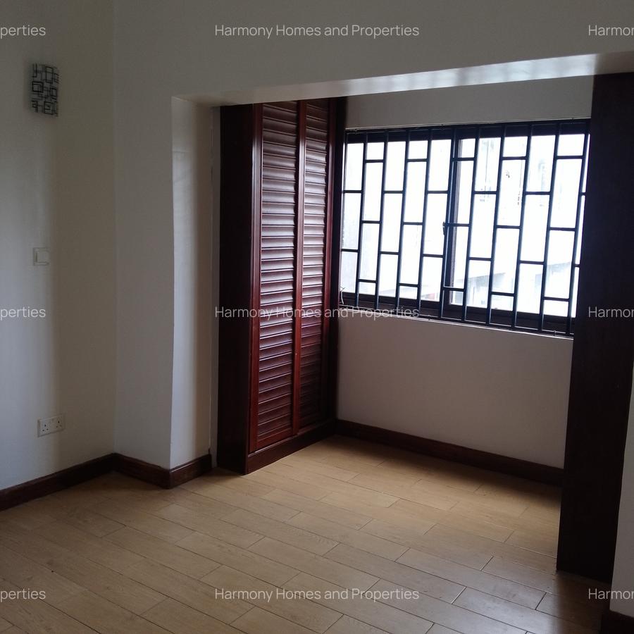 5 Bed Townhouse with En Suite at Parklands - 10