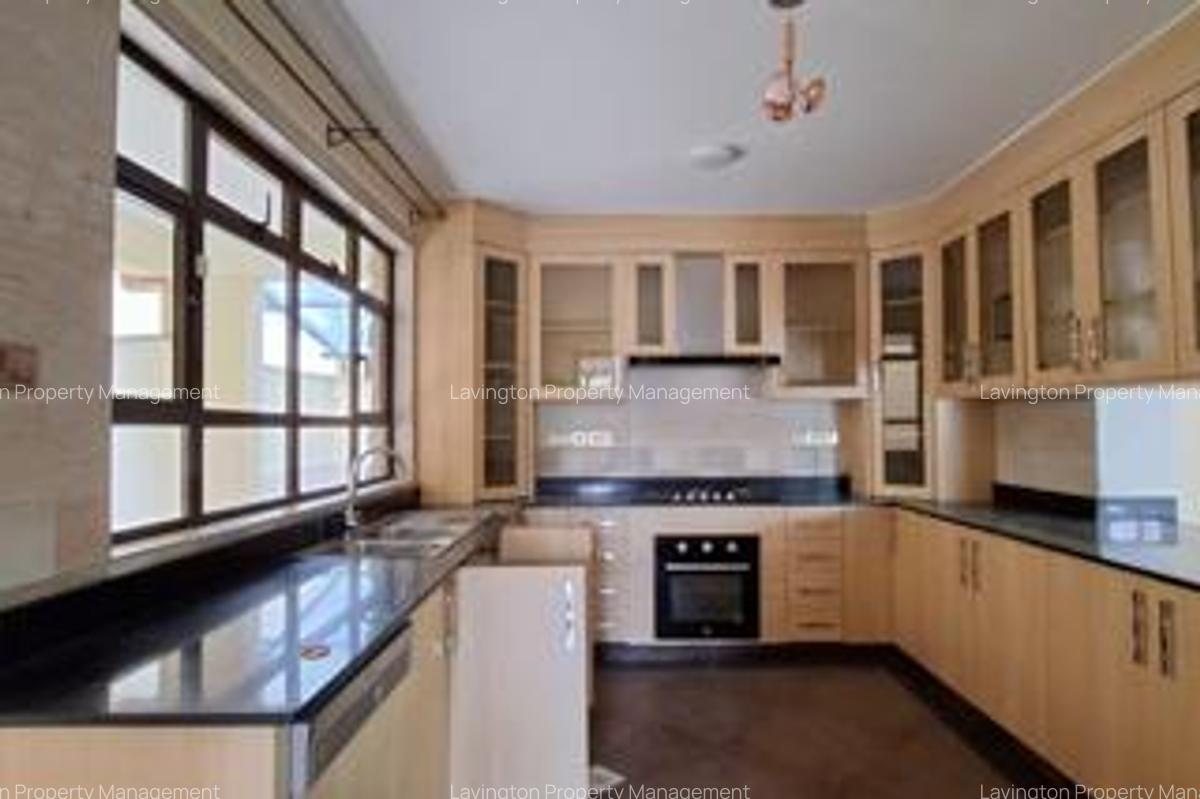 5 Bed Villa with En Suite at Lavington Green - 3
