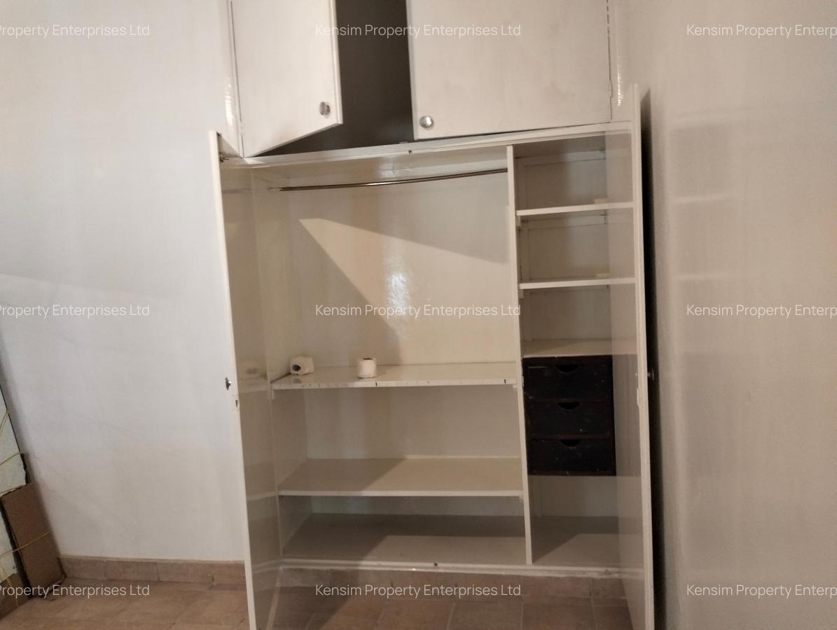 5 Bed House with En Suite in Lavington - 3