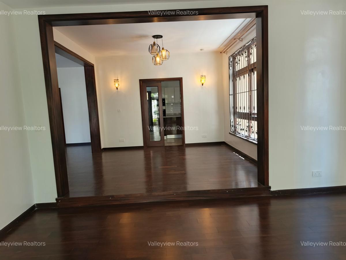 5 Bed Townhouse with En Suite at Lavington - 2