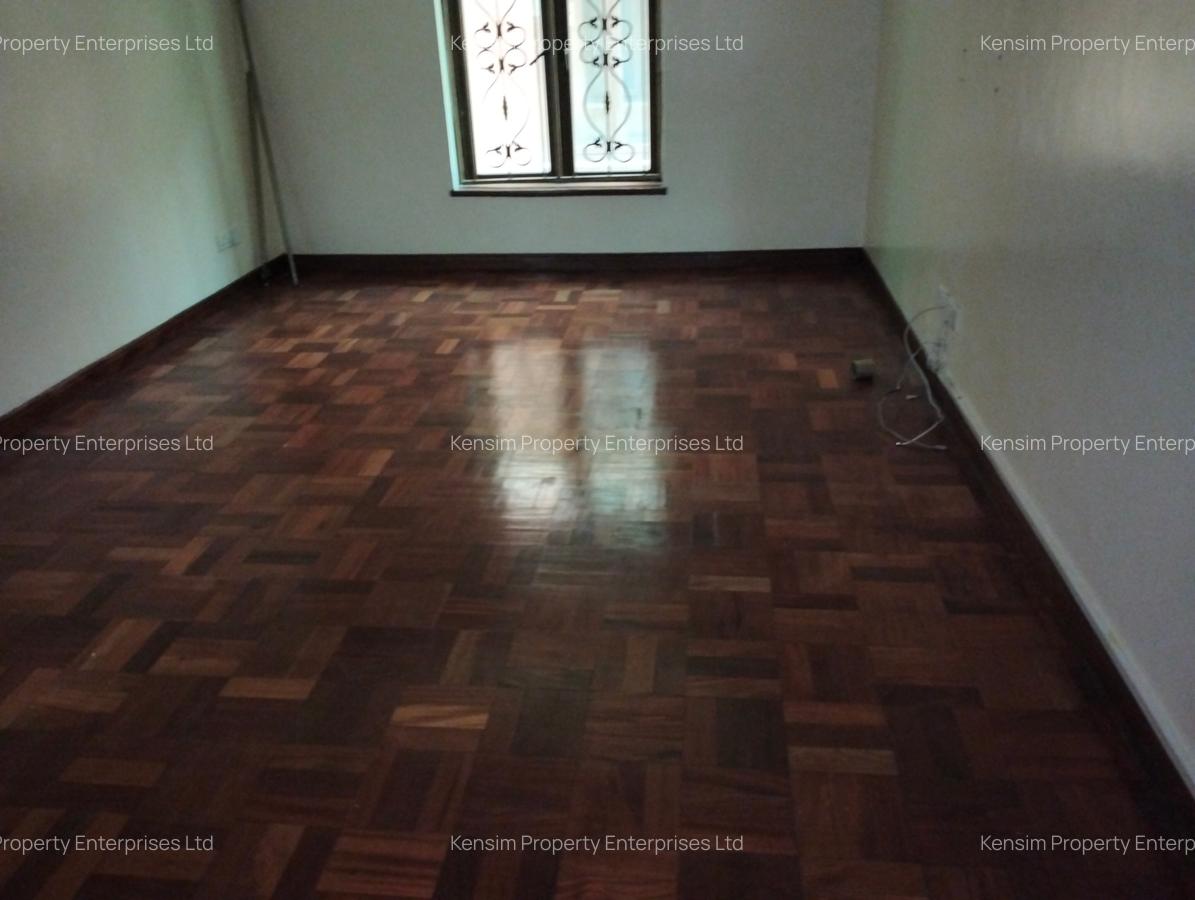 5 Bed Townhouse with En Suite in Lavington - 12