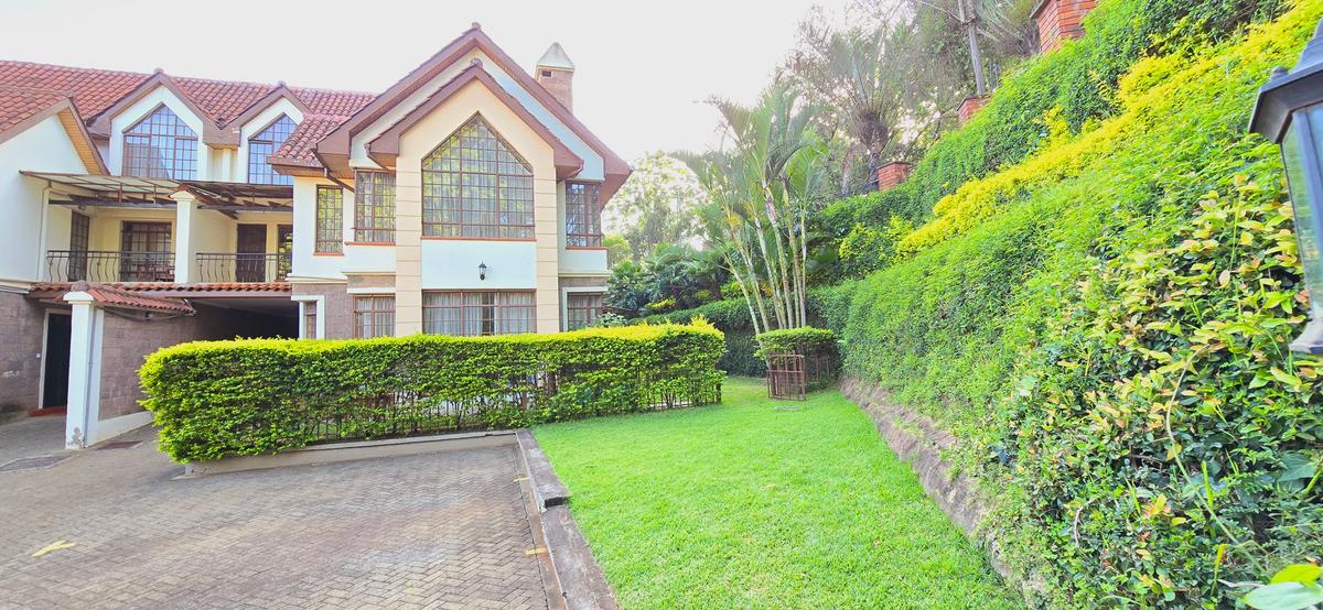 5 Bed Townhouse with En Suite at Off Convent Drive - 3