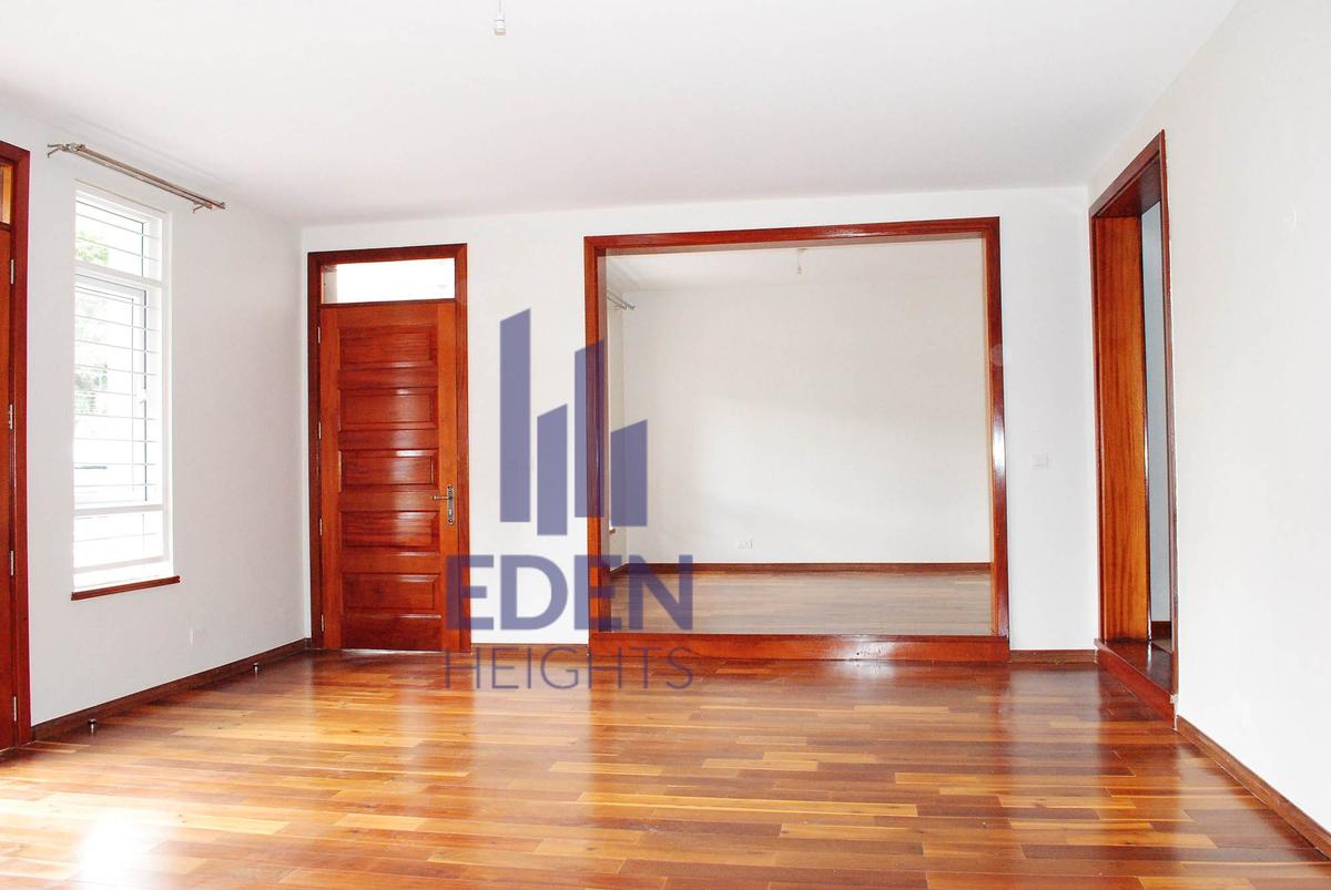 5 Bed Townhouse with En Suite in Lavington - 2