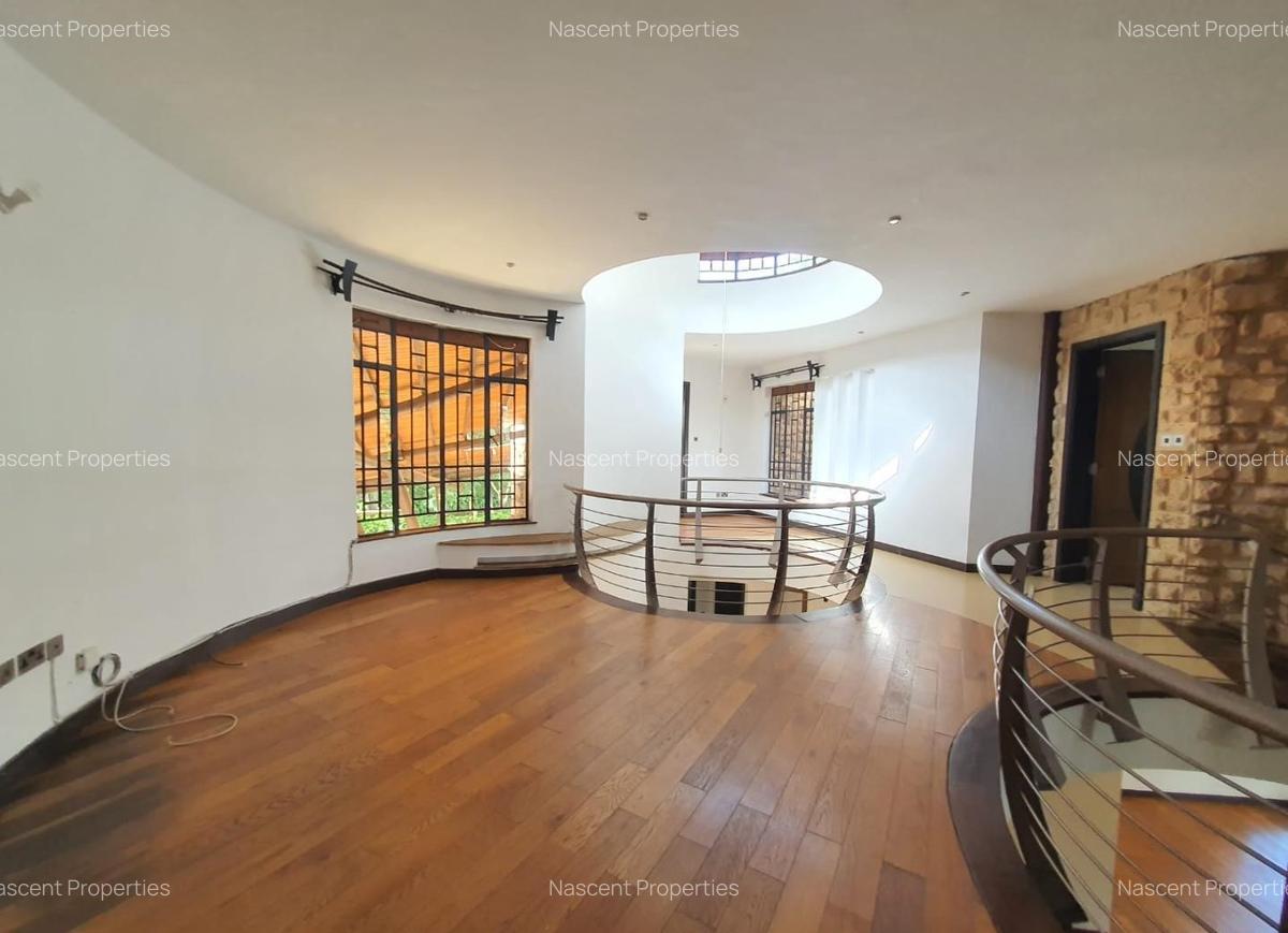 5 Bed Villa with En Suite at Lake View - 16