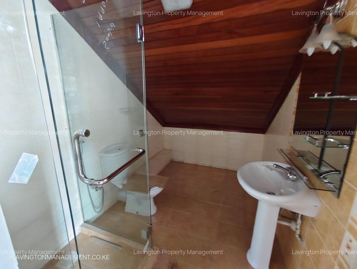 5 Bed Villa with En Suite at Lavington Green - 16