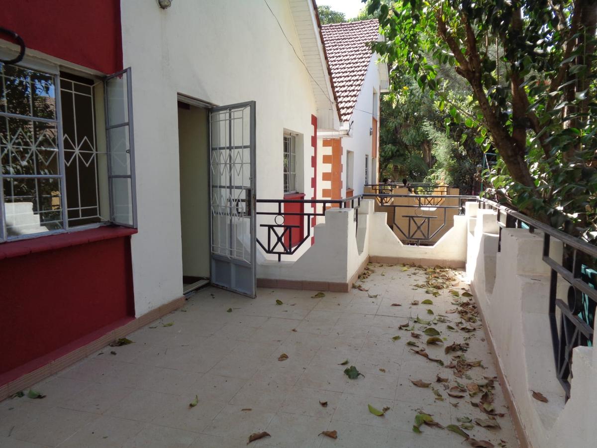 5 Bed Townhouse with En Suite at Lavington - 1