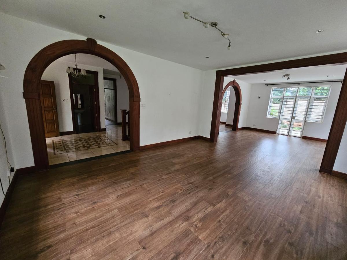4 Bed House with En Suite in Rosslyn - 2