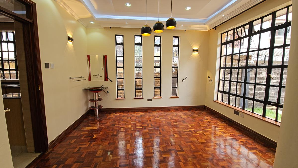 5 Bed House with En Suite in Lavington - 5