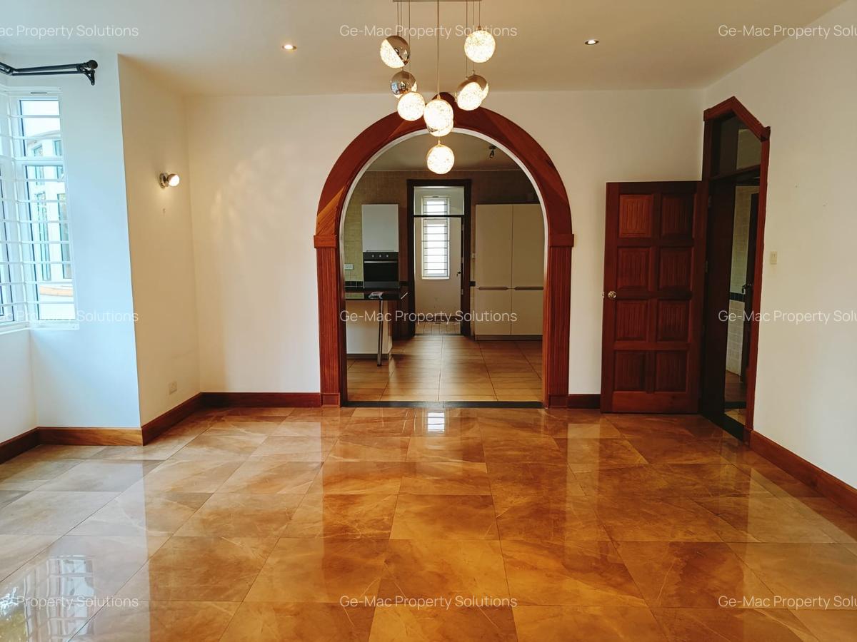 5 Bed House with En Suite in Rosslyn - 13