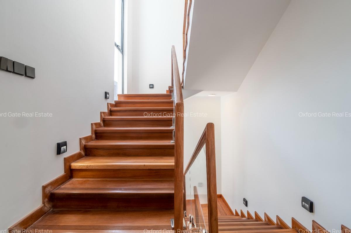 5 Bed Townhouse with En Suite at Lavington - 7