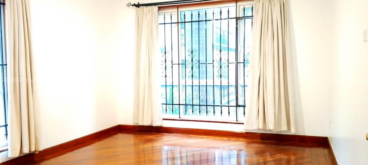 Serviced 3 Bed Apartment with En Suite in Dennis Pritt - 12