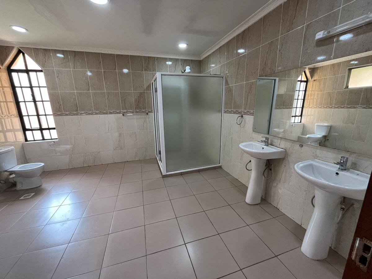 5 Bed Townhouse with En Suite at Westlands - 18