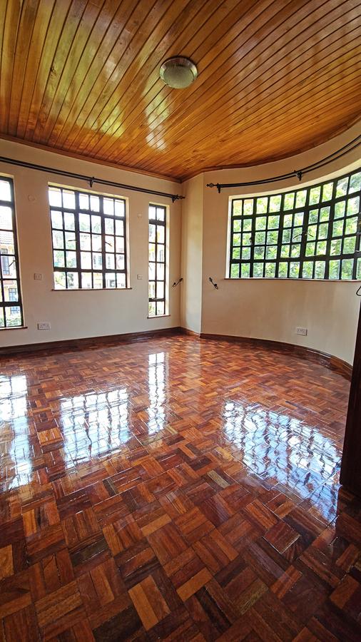 5 Bed House with En Suite in Lavington - 8