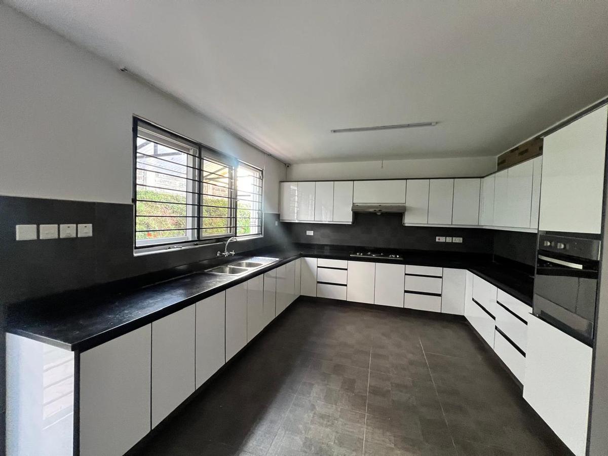 5 Bed Townhouse with En Suite in Lavington - 12