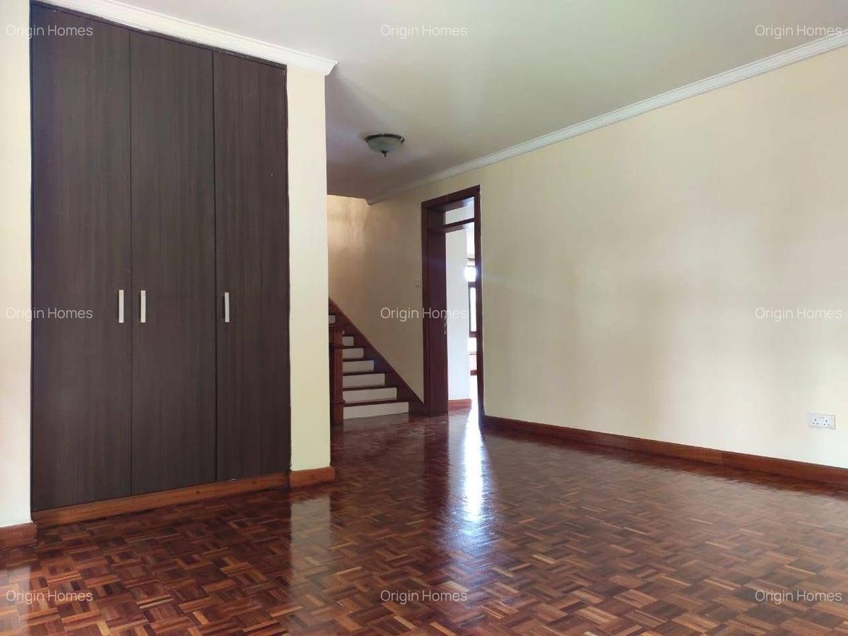 5 Bed Townhouse with En Suite at Lavington - 6