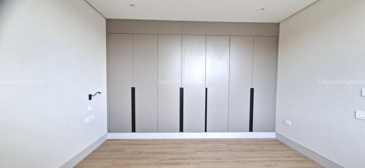 5 Bed House with En Suite at Off Grevillea Grove - 9