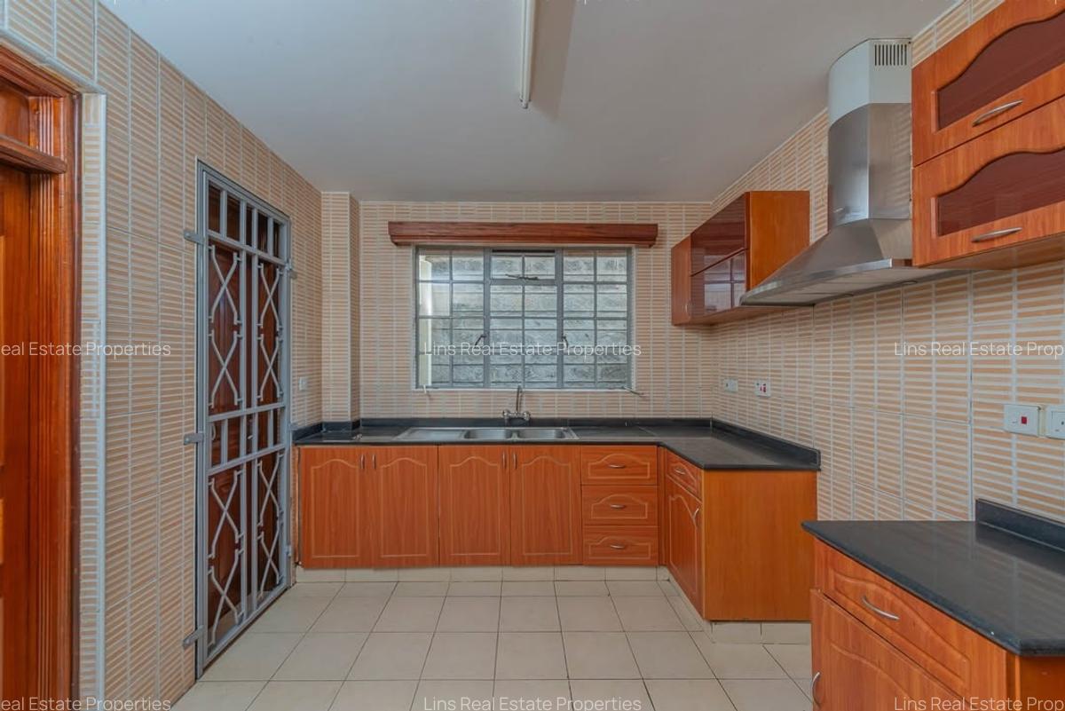 5 Bed Townhouse with En Suite in Lavington - 4