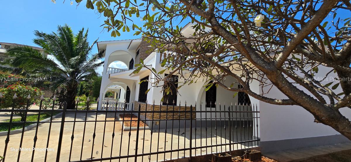 4 Bed Villa with En Suite at Serena - 5