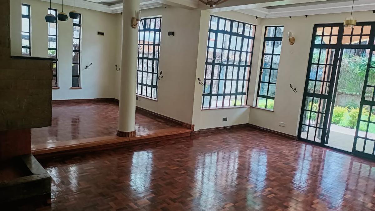 5 Bed Townhouse with En Suite in Lavington - 3