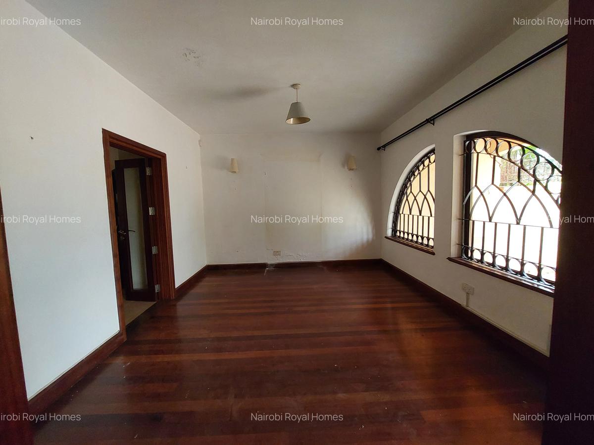 5 Bed Townhouse with En Suite at Lavington - 6