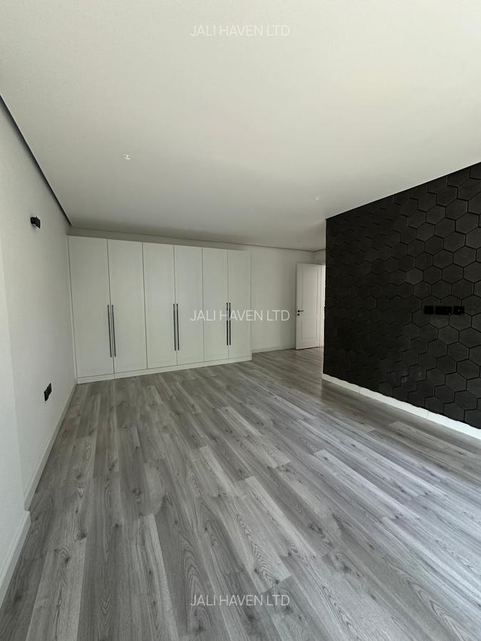 5 Bed Villa with En Suite in Lavington - 6