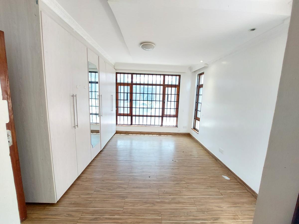 4 Bed House with En Suite in Runda - 12