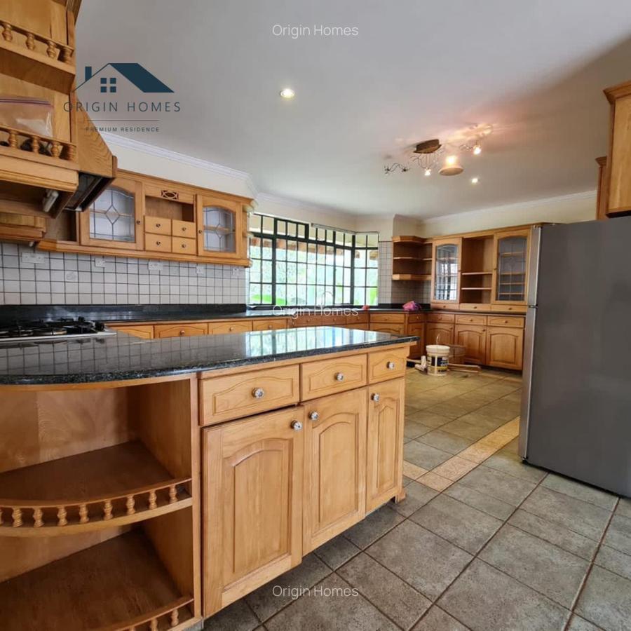 5 Bed House with En Suite at Windsor - 8