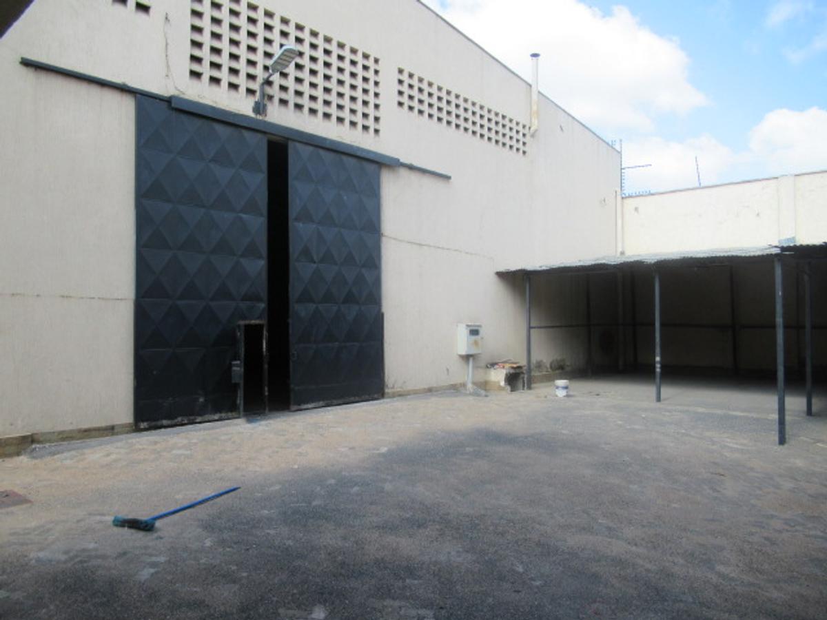 Warehouse with Parking in Industrial Area - 6