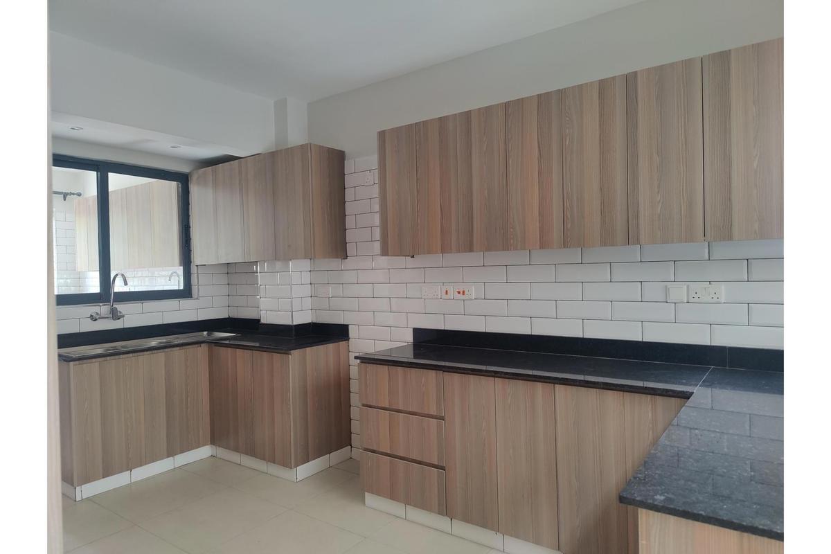 4 Bed Townhouse with En Suite in Parklands - 5