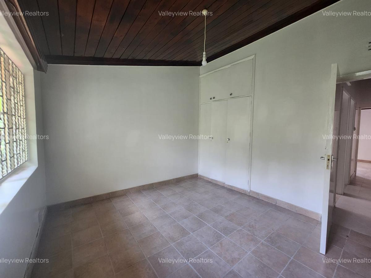 5 Bed Townhouse with En Suite at Lavington - 3