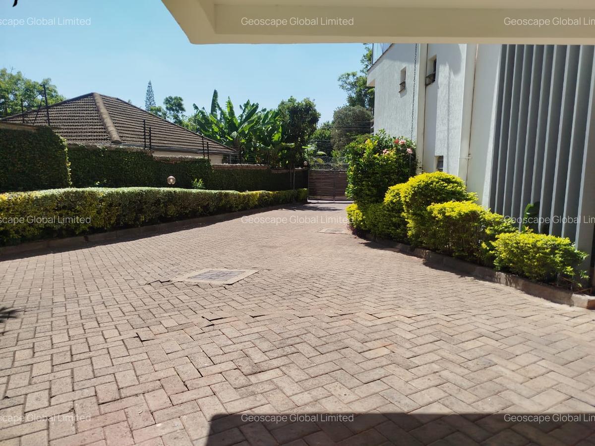 4 Bed House with En Suite in Lavington - 6