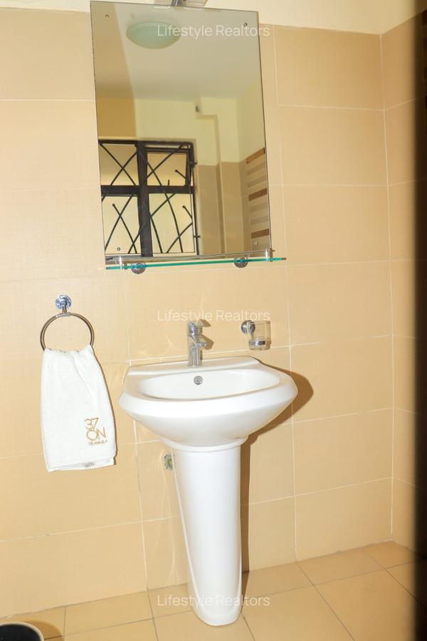 Furnished 3 Bed Apartment with En Suite at Rosewood Avenue - 16