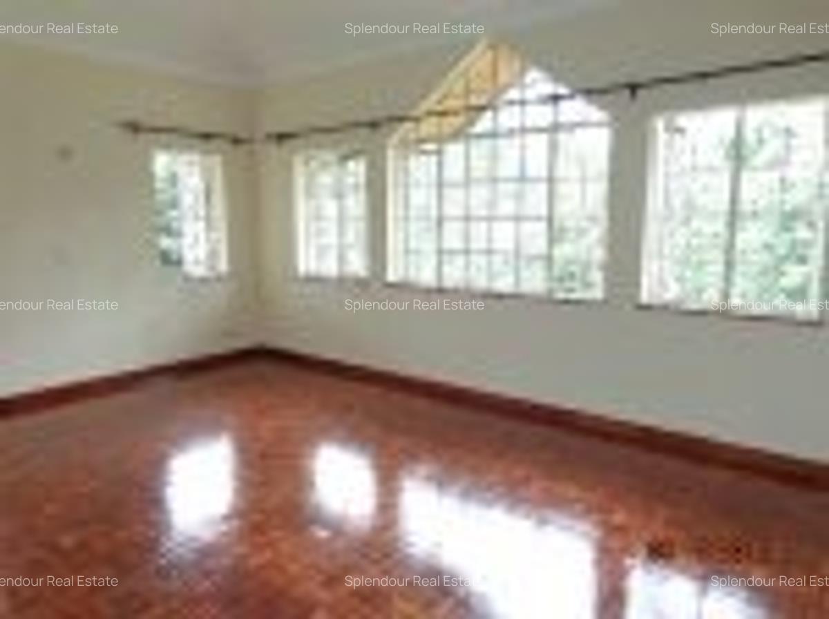 5 Bed Villa with En Suite in Rosslyn - 8