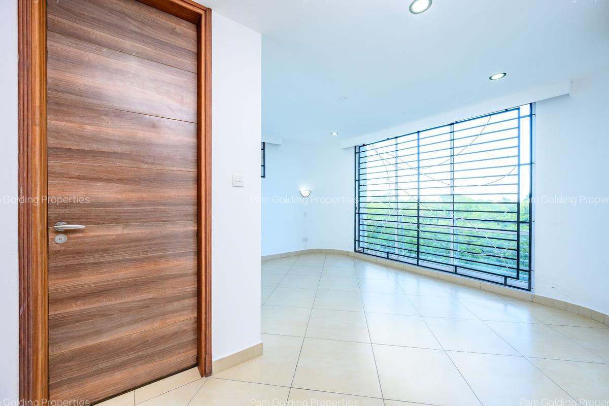 4 Bed Apartment with En Suite at Greenwood Drive - 18