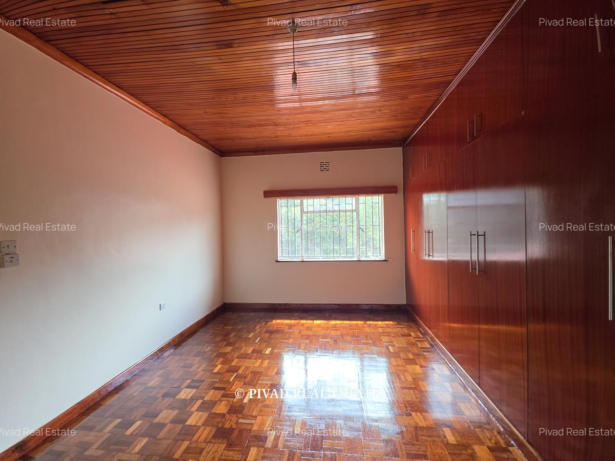 4 Bed House with Garden in Rosslyn - 8