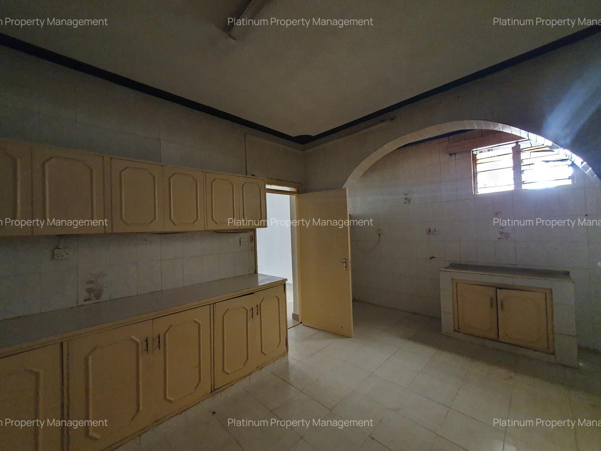 4 Bed House with En Suite at 2Nd Parklands Avenue - 10