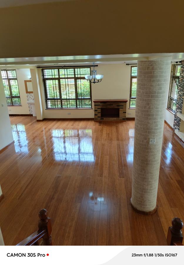 5 Bed Townhouse with En Suite at Lavington - 14