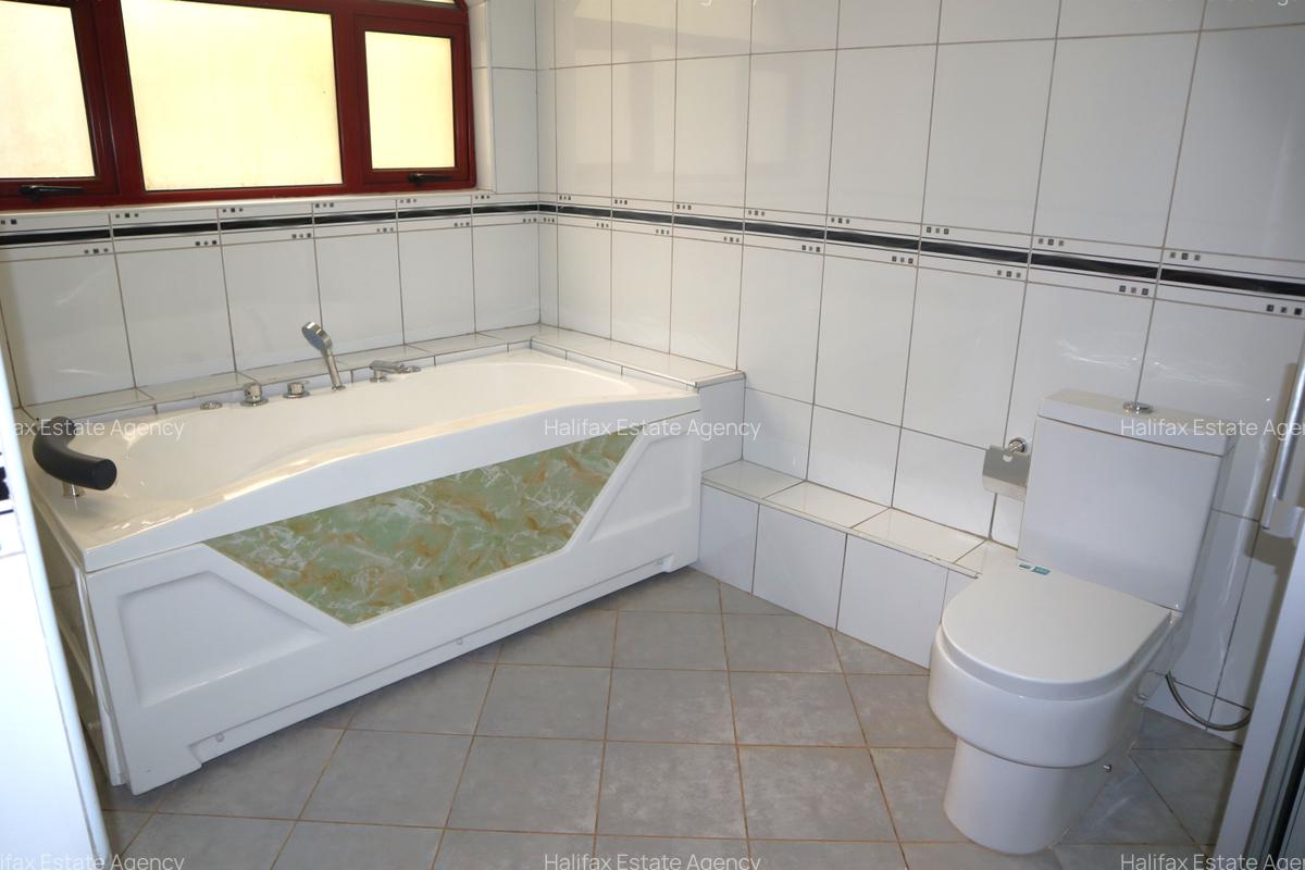 5 Bed Villa with En Suite in Redhill - 11