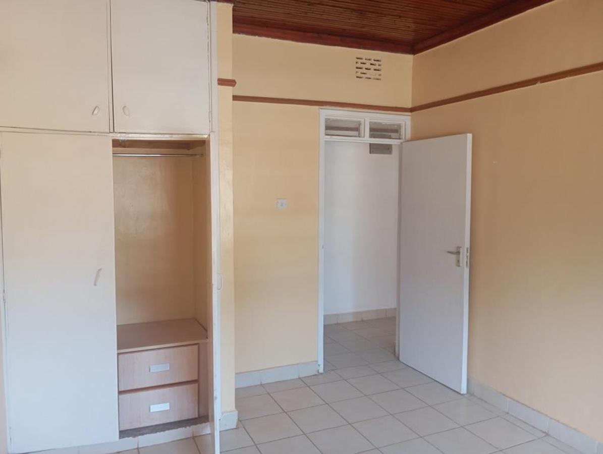 5 Bed House with En Suite at Mountain View - 9