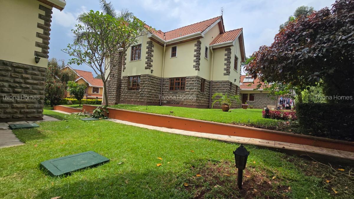 4 Bed House with En Suite in Lavington - 2