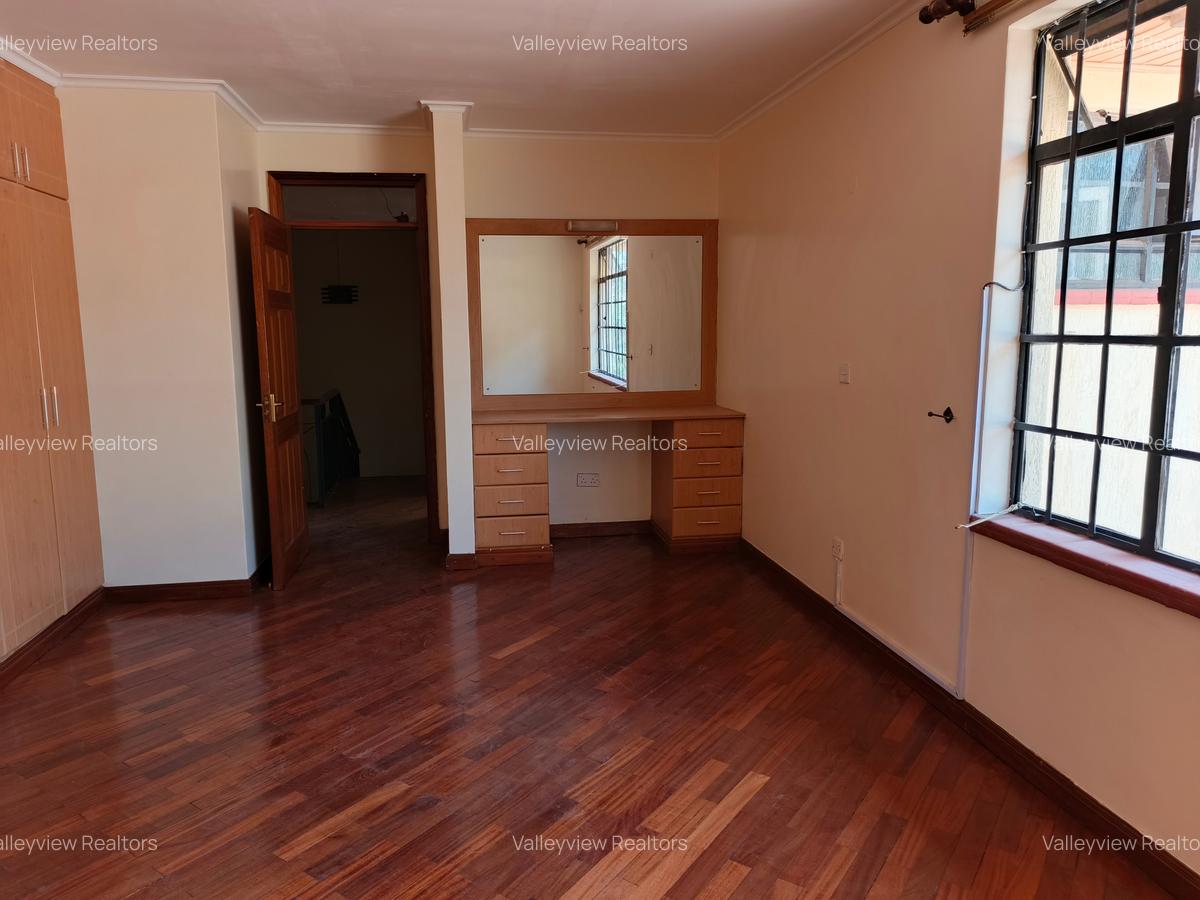 4 Bed Townhouse with En Suite at Lavington - 15