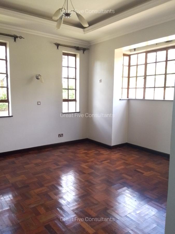 4 Bed Villa with En Suite in Rosslyn - 14