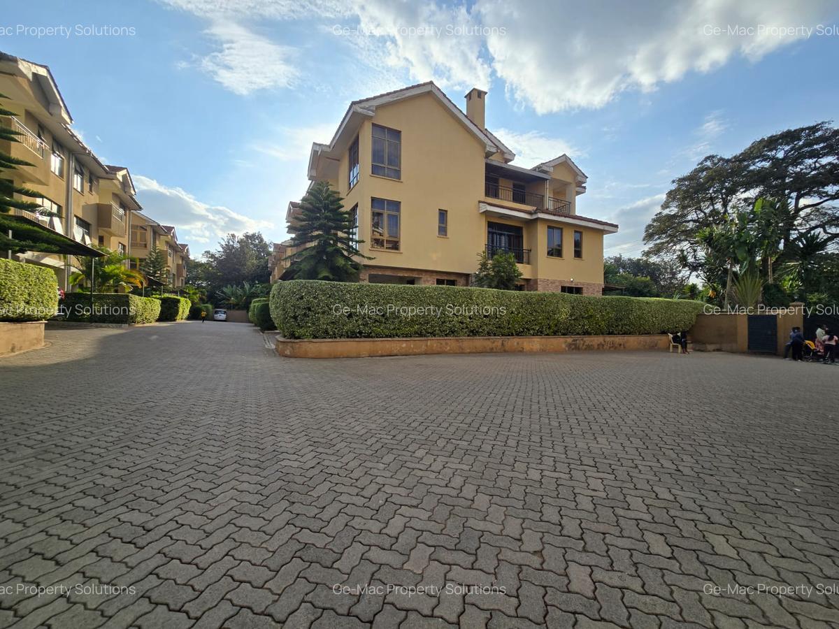 5 Bed House with En Suite in Lavington - 2